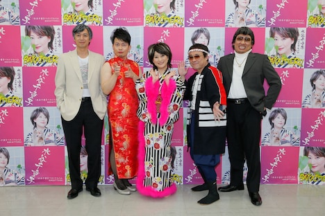 囲み取材に出席した（左から）六条たかや、春澪、水谷千重子、八公太郎、倉たけし。