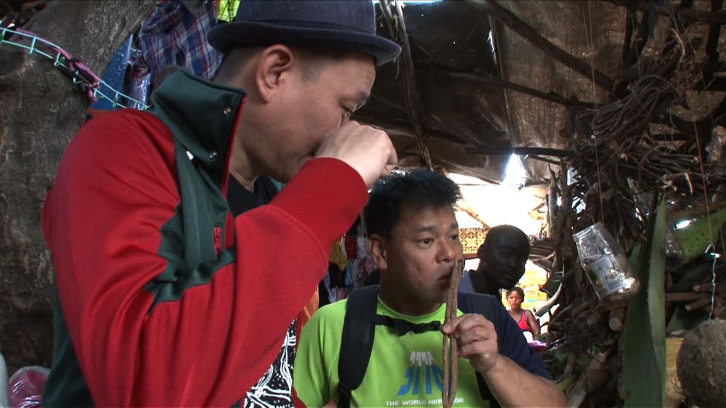 モザンビーク共和国の市場を散策する千原せいじとジミー大西（左から）。(c)ABC