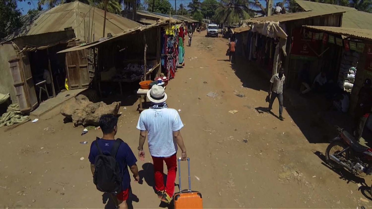 モザンビーク共和国で日本人を捜す千原せいじ（左）とジミー大西（右）。(c)ABC