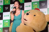 テッドに抱きつかれる筧美和子。