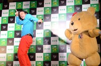 テッドに捧げる歌を披露する永野。