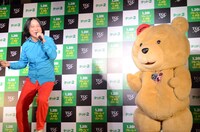 テッドに捧げる歌を披露する永野。