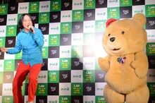 テッドに捧げる歌を披露する永野。