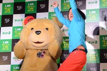 テッドとともにネタを披露する永野。