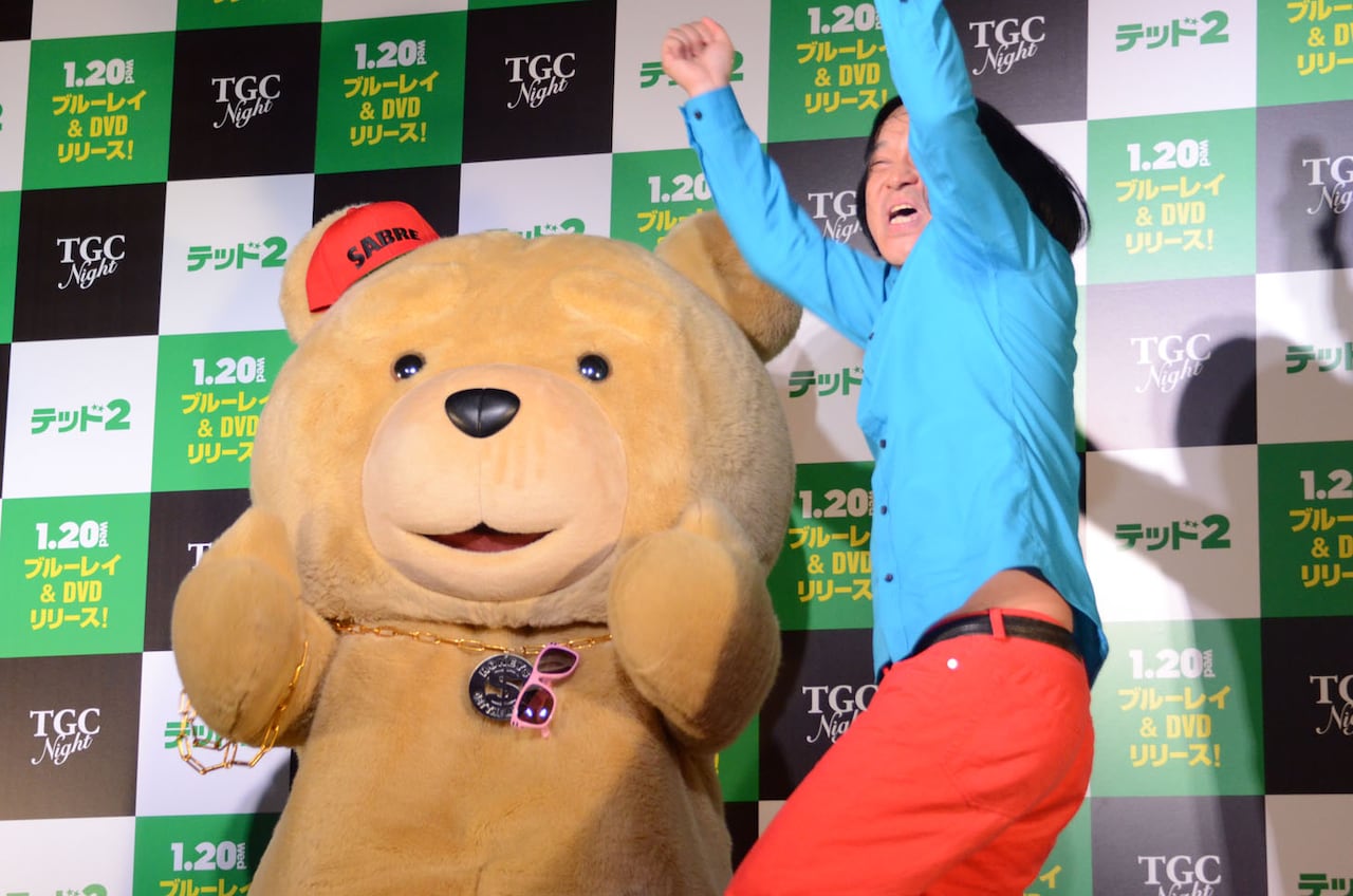 テッドと共にネタを披露する永野。