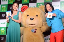 左から、筧美和子、テッド、永野。