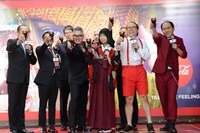 コカ・コーラで乾杯をする一同。