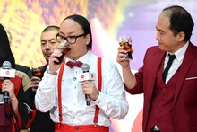 コカ・コーラを味わうトレンディエンジェルたち。