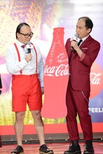 パネルにメッセージを書いたトレンディエンジェル。