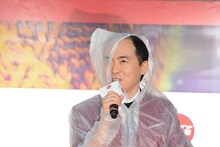 顔の半分が隠れてしまったトレンディエンジェル斎藤。