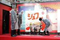 コカ・コーラの味をライブペイティングで表現するRIP SLYME。