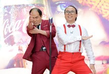 漫才を披露するトレンディエンジェル。