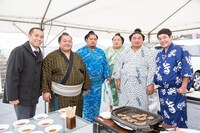 タカアンドトシ（両端）と大相撲の力士たち。(c)CTV