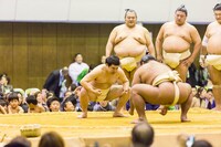 力士に稽古を付けてもらうタカアンドトシ・タカ（中央）。(c)CTV