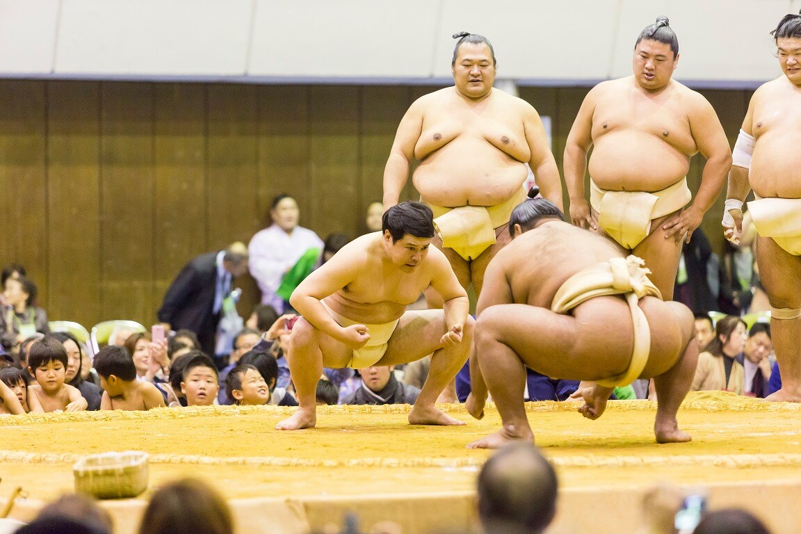 「タカトシのおねだり牛肉宅配便！」で、力士に稽古を付けてもらうタカアンドトシ・タカ（中央）。(c)CTV