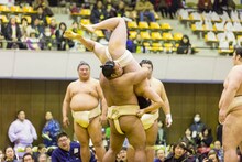 タカアンドトシ・タカが大相撲の力士に稽古を付けてもらうワンシーン。(c)CTV