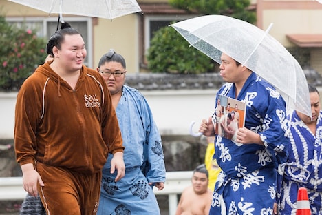 横綱白鵬（左）とタカアンドトシ・タカ。(c)CTV