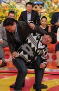 「ジョブチューン～アノ職業のヒミツぶっちゃけます！SP」で天龍源一郎に技を仕掛けられるバナナマン日村。(c)TBS
