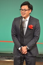 挨拶を行うアルコ＆ピース平子。