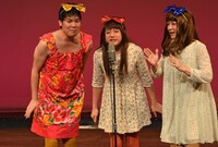 「てんとう虫のサンバ」を歌う（左から）キャン×キャン玉城、かもめんたる槙尾、流れ星・瀧上。