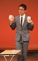 マジックを披露するダブルブッキング黒田。