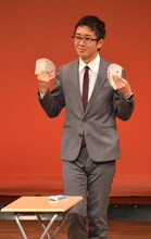 マジックを披露するダブルブッキング黒田。