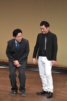 腰を痛めたななめ45°下池（左）とマシンガンズ西堀（右）による漫才の様子。