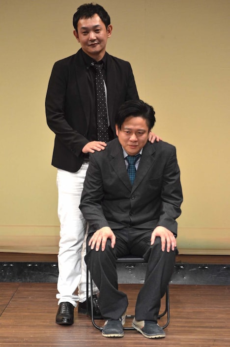 急遽用意された椅子に座るななめ45°下池と、そのそばに寄り添うマシンガンズ西堀。