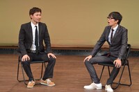 即興ネタを披露する（左から）マシンガンズ滝沢、磁石・永沢。