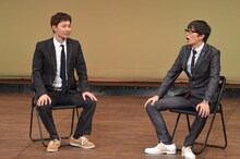 即興ネタを披露する（左から）マシンガンズ滝沢、磁石・永沢。