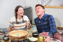 左からスザンヌ、スピードワゴン井戸田。(c)MMT