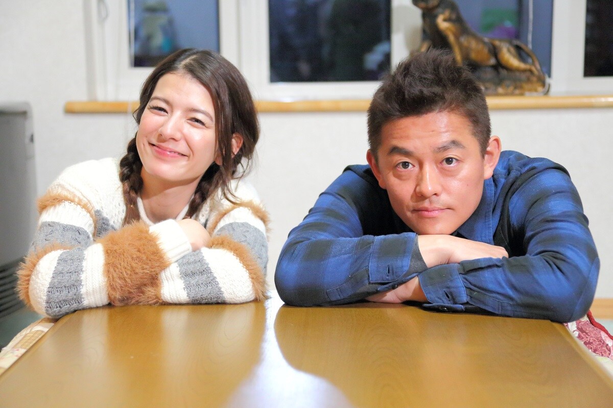 スピードワゴン井戸田＆スザンヌのおひとり様ペア、コタツに入って仲よく鍋