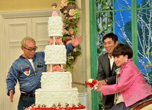 「徹子の部屋 祝40周年 最強夢トークスペシャル」でケーキカットを行う、（右から）黒柳徹子と明石家さんま、所ジョージ。