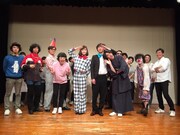 「コント」のミュージックビデオに出演しているスピードワゴン小沢、岩井七世、THEラブ人間ら。