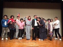 「コント」のミュージックビデオに出演しているスピードワゴン小沢、岩井七世、THEラブ人間ら。