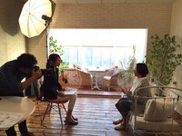 CM撮影中の「ぷちドラゼミ」の魅力を語るクワバタオハラくわばた。