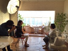 CM撮影中の「ぷちドラゼミ」の魅力を語るクワバタオハラくわばた。