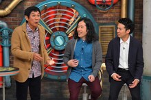 「痛快！明石家電視台」左から明石家さんま、ゲストのピース又吉、綾部。(c)MBS