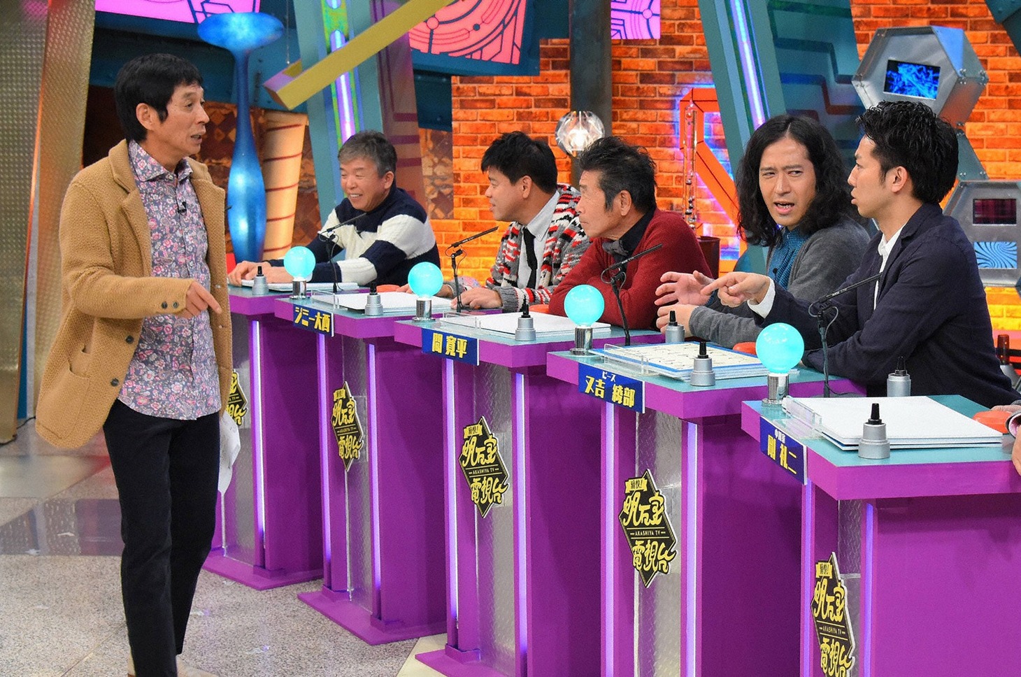 クイズコーナー「明石家クイズ！ゲット・ザ・いいね～！」の様子。(c)MBS