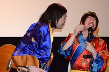 松浦真也の吐息を臭がる吉田裕（右）。