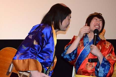 松浦真也（左）の吐息を臭がる吉田裕（右）。