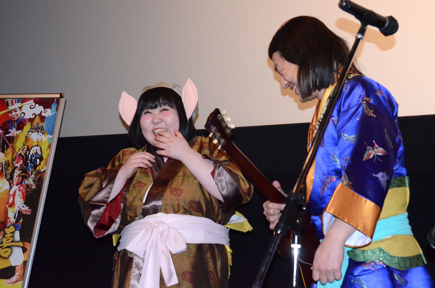松浦真也の吐息を臭がる酒井藍（左）。