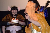 ケーキのろうそくを吹き消すフリをするすっちー（右）。