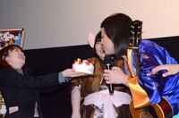 スタッフにも吐息を吹きかける松浦真也（右）。