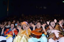 「よしもと新喜劇 映画『西遊喜』」舞台挨拶の様子。左から吉田裕、すっちー、松浦真也、酒井藍。