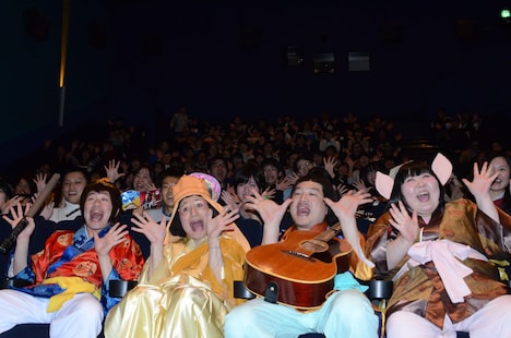 「よしもと新喜劇 映画『西遊喜』」舞台挨拶の様子。左から吉田裕、すっちー、松浦真也、酒井藍。