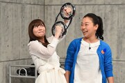 左から指原莉乃、いとうあさこ。(c)TBS