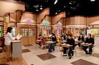 松本明子による授業の様子。(c)テレビ朝日