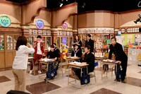 松本明子による授業の様子。(c)テレビ朝日