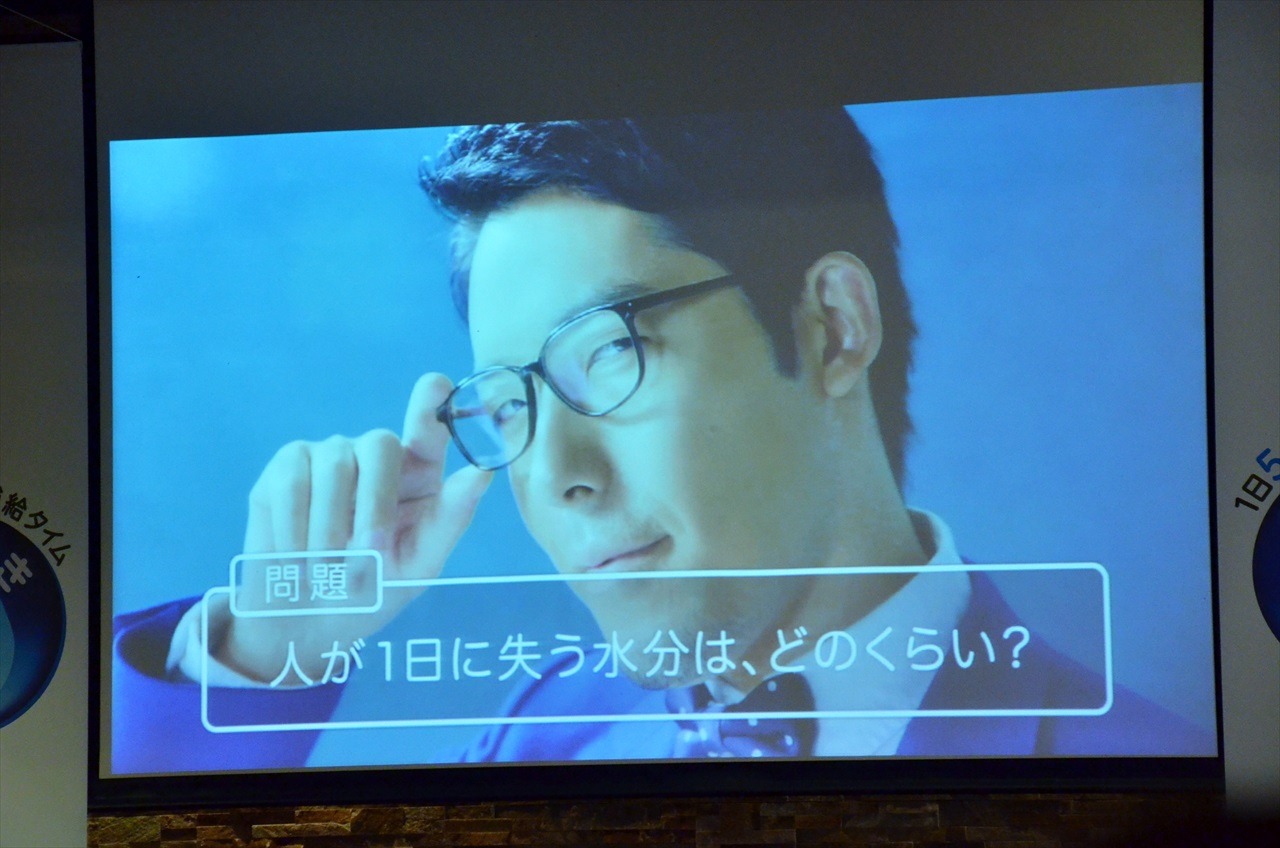 水分補給の知識をVTRでレクチャーするオリエンタルラジオ中田。